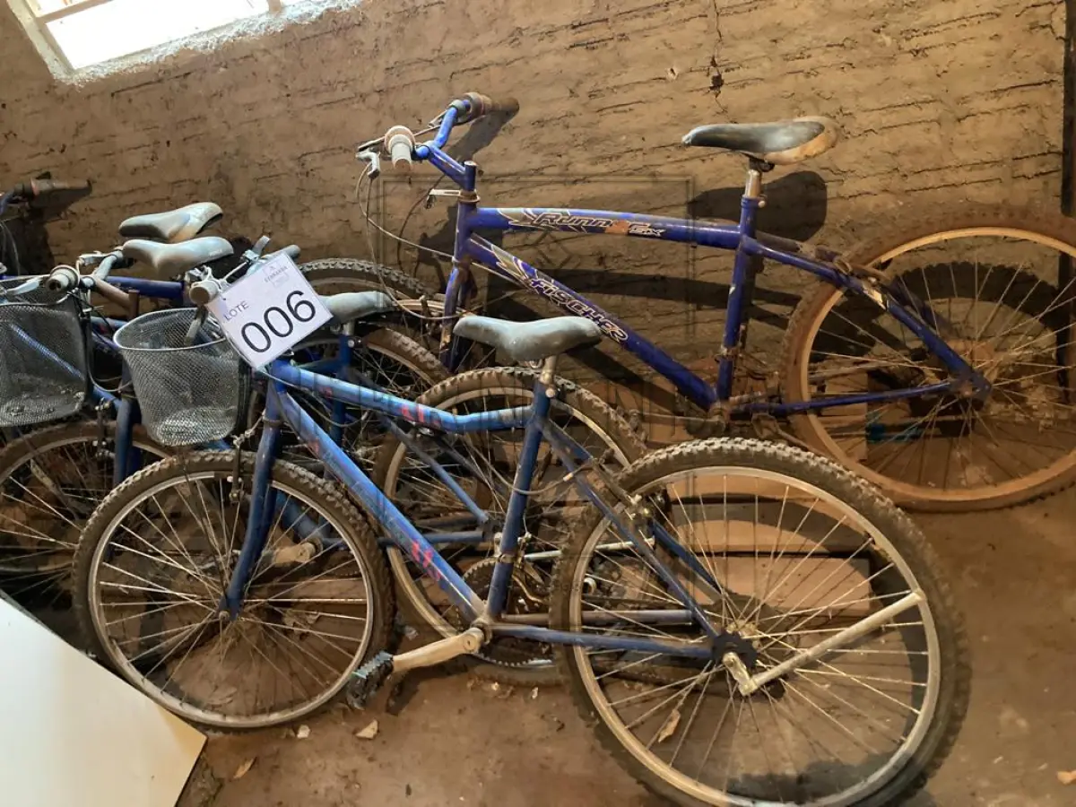 LOTE 006 - Lote com seis bicicletas de marcha, aro 26. Avaliado em R$ 500,00.