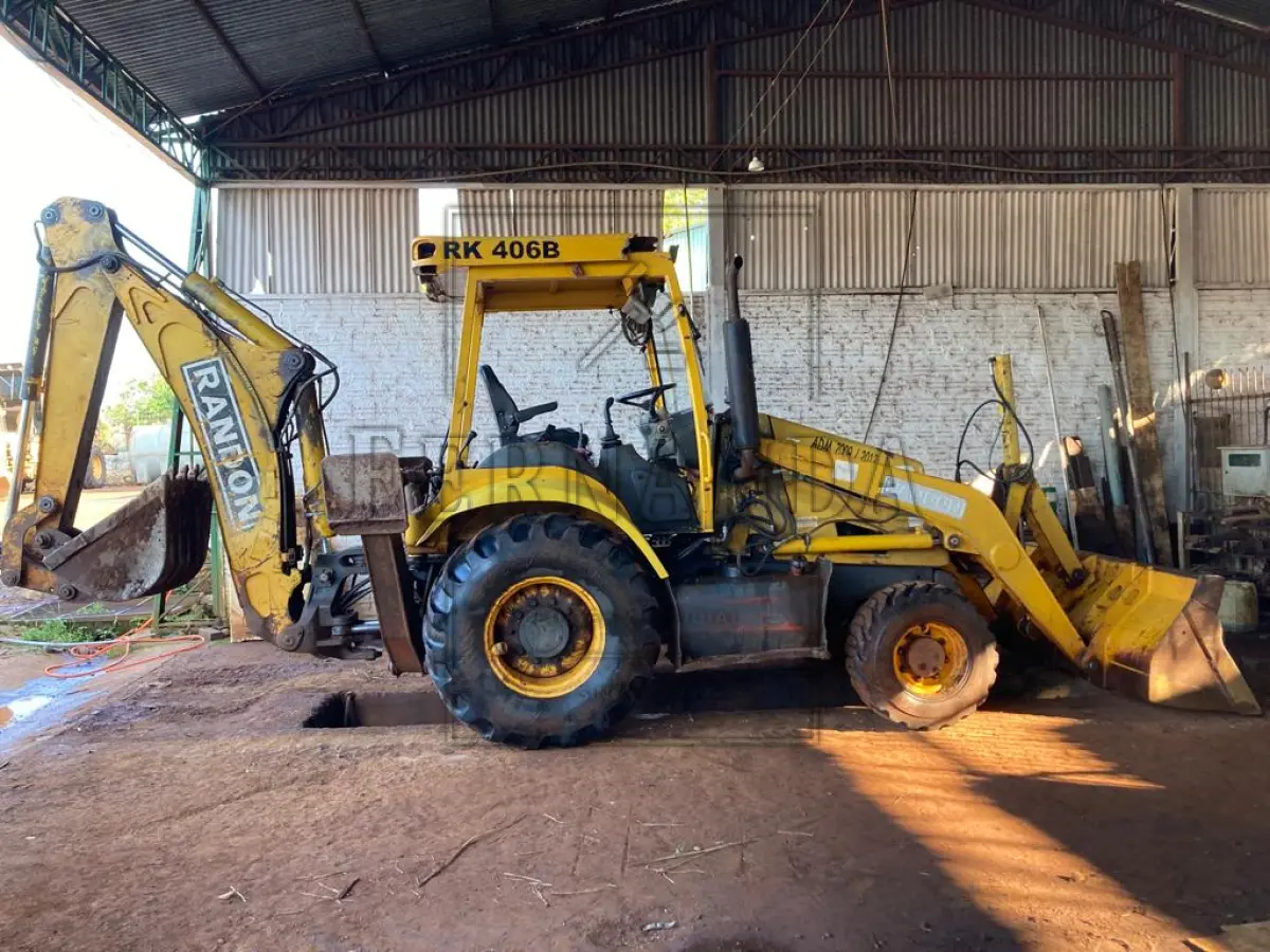 LOTE 007 - Retroescavadeira Randon Modelo RK 406B tração 4x4 motor MWM turbo com 109 hp transmissão e eixos carraro. Avaliado em R$ 76.000,00.