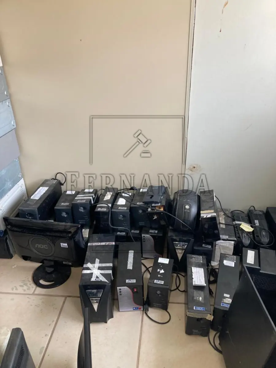 LOTE 001 - Lote composto por material de informática. Avaliado em R$530,00