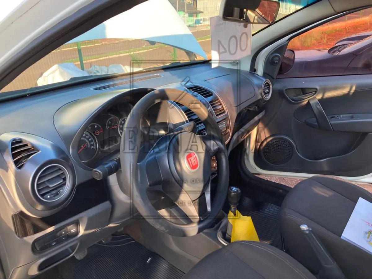 LOTE 004 - Siena Attract, Fiat ano/modelo 2018, cor branca, motor 1.0, 75 cv álcool/gasolina,  Placa IYN0875, em circulação. Avaliado em R$ 29.900,00.