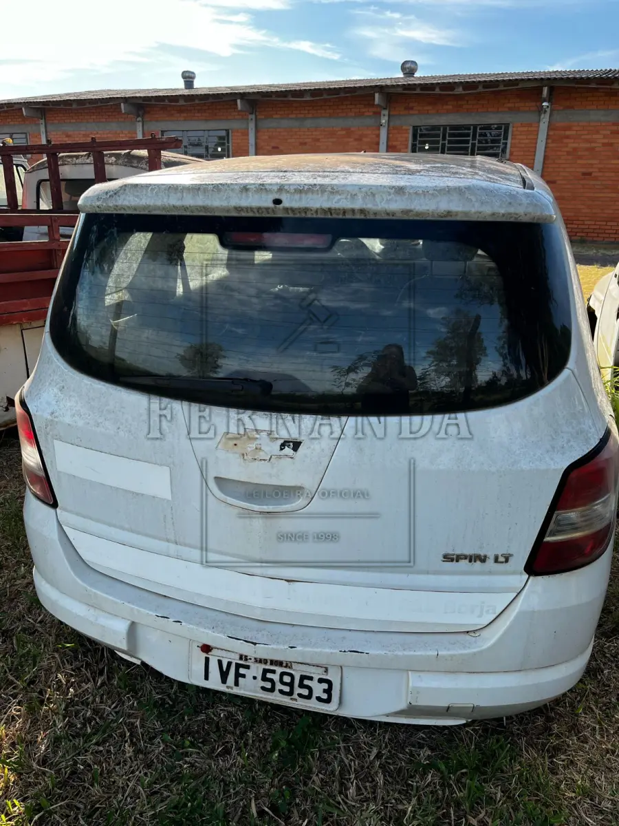 LOTE 008 - Automóvel GM/Spin 1.8 MT LT, ano/modelo 2013/2014, placas IVF5953. Avaliado em R$ 3.000,00.
