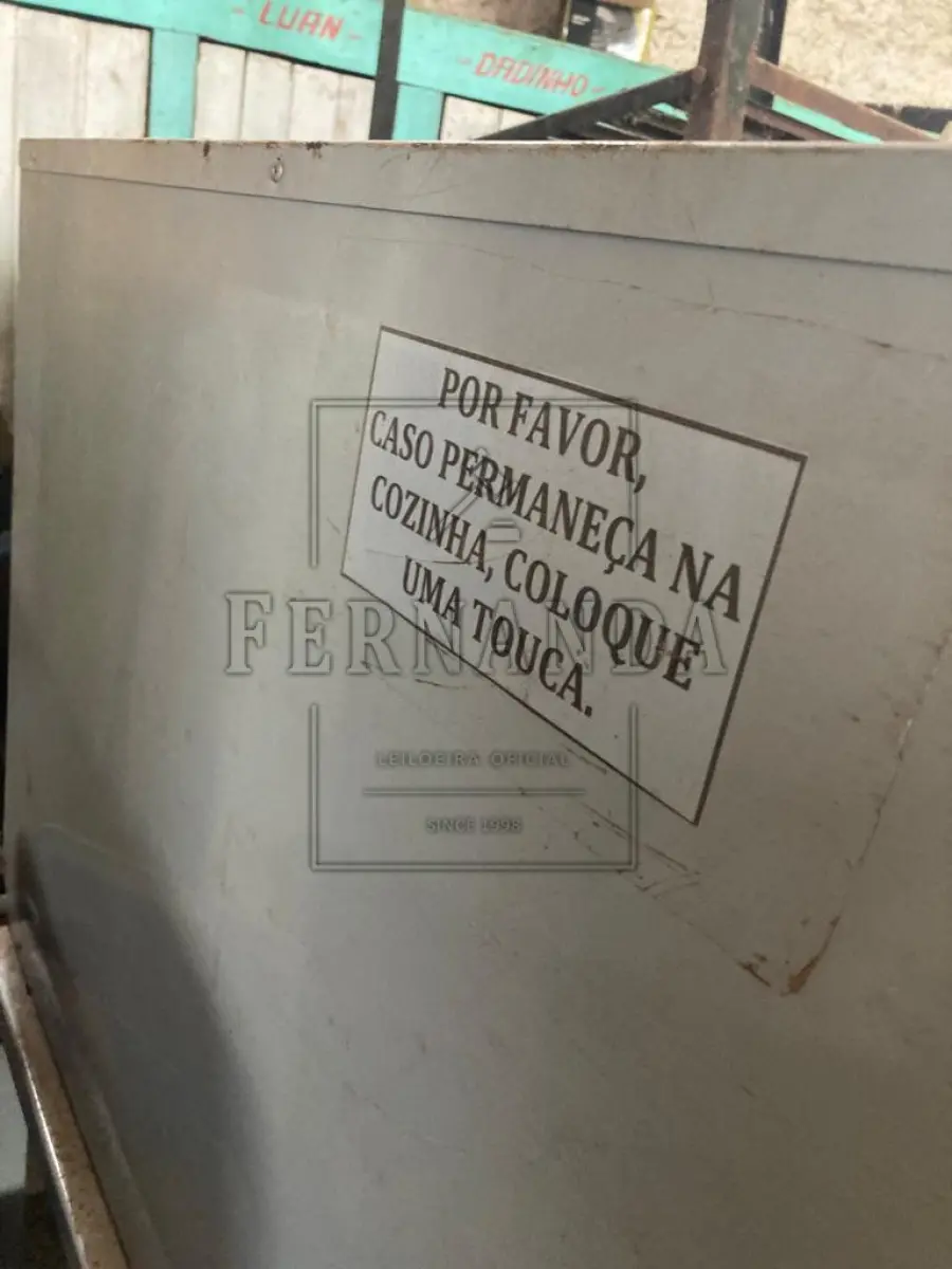 LOTE 002 - Um Forno industrial, marca Progás, PRP5000. Avaliado em R$ 200,00.