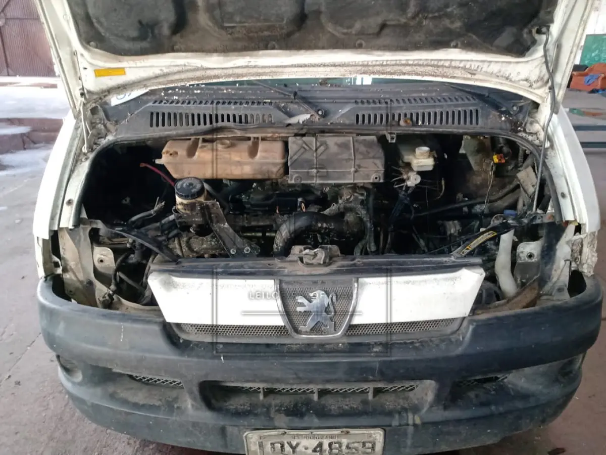 LOTE 036 - Veículo Peugeot/ Box Transfrom A, ano/modelo 2010/2010, placa IQY4859. Avaliada em R$ 5.200,00.