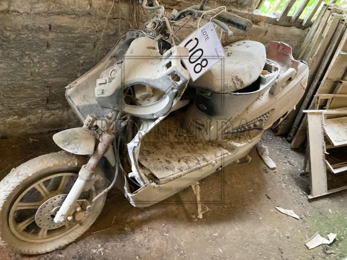 LOTE 008 - Mobilete - Moto elétrica. Avaliada em R$170,00.