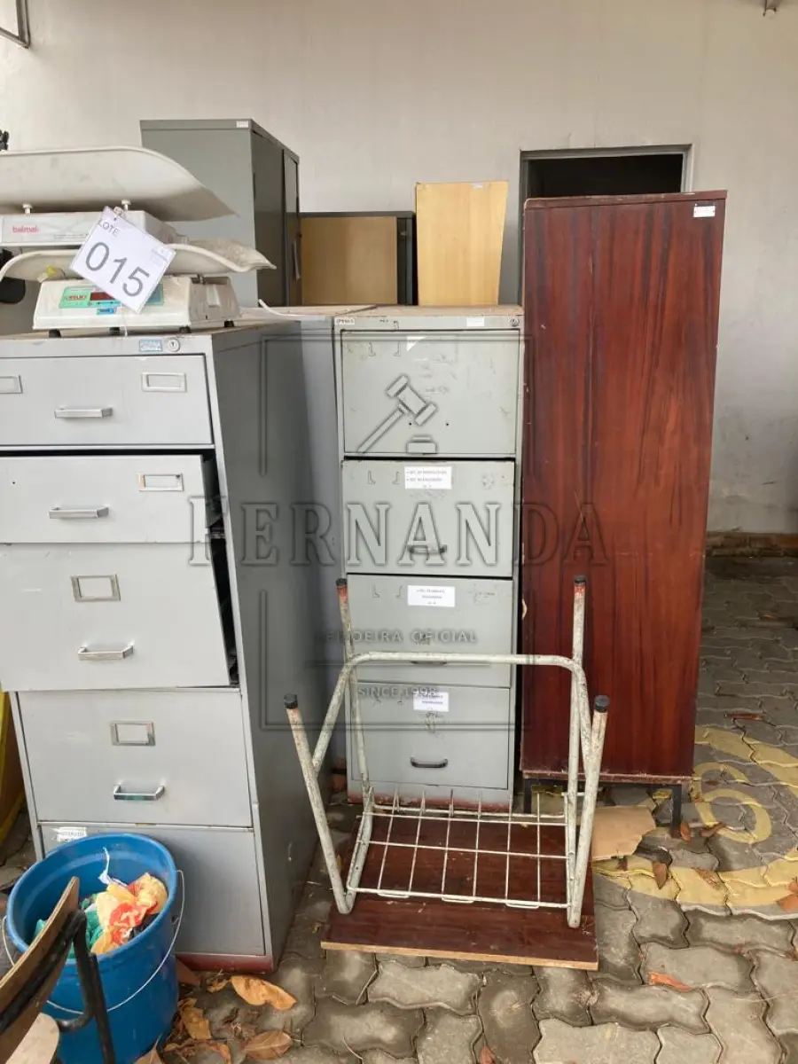 LOTE 015 - Sucatas de armários em madeira e aço e balanças infantis. Avaliado em R$ 280,00.