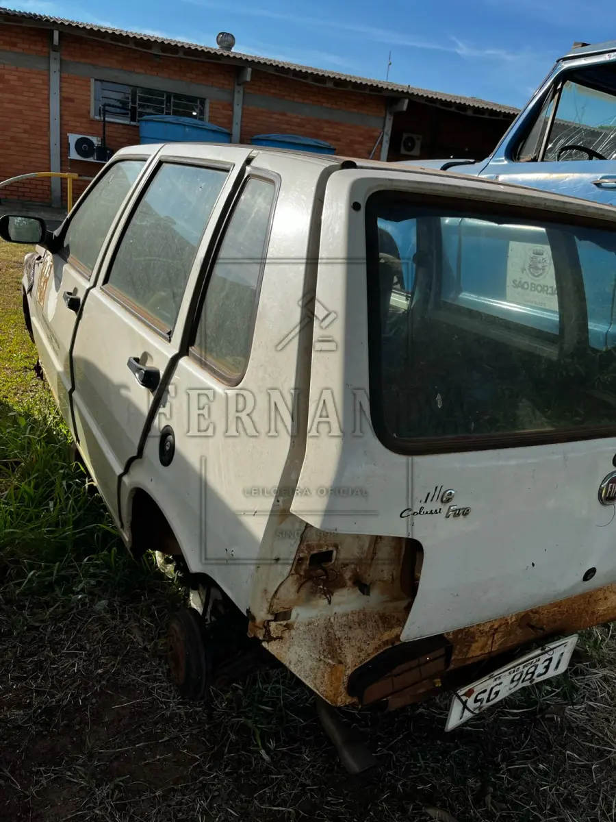 LOTE 006 - Automóvel Fiat/ Uno Mille Economy, ano/modelo 2011/2012, placas ISG9831. Avaliado em R$ 500,00.