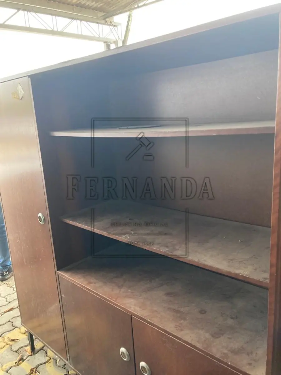 LOTE 015 - Sucatas de armários em madeira e aço e balanças infantis. Avaliado em R$ 280,00.