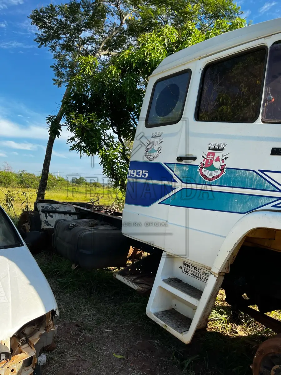 LOTE 003 - Cavalo Trator Mercedes Benz modelo LS1935, ano/modelo 1994, placa AEW5841. Avaliado em R$ 2.500,00.