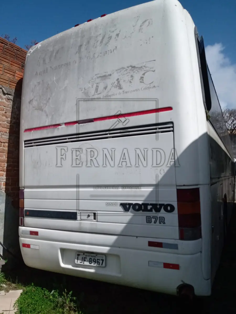 LOTE 052 - Ônibus Volvo/ Marcopolo Paradiso GVR, ano/modelo 1999/2000, placa IJF8967. Avaliado em R$ 8.000,00.