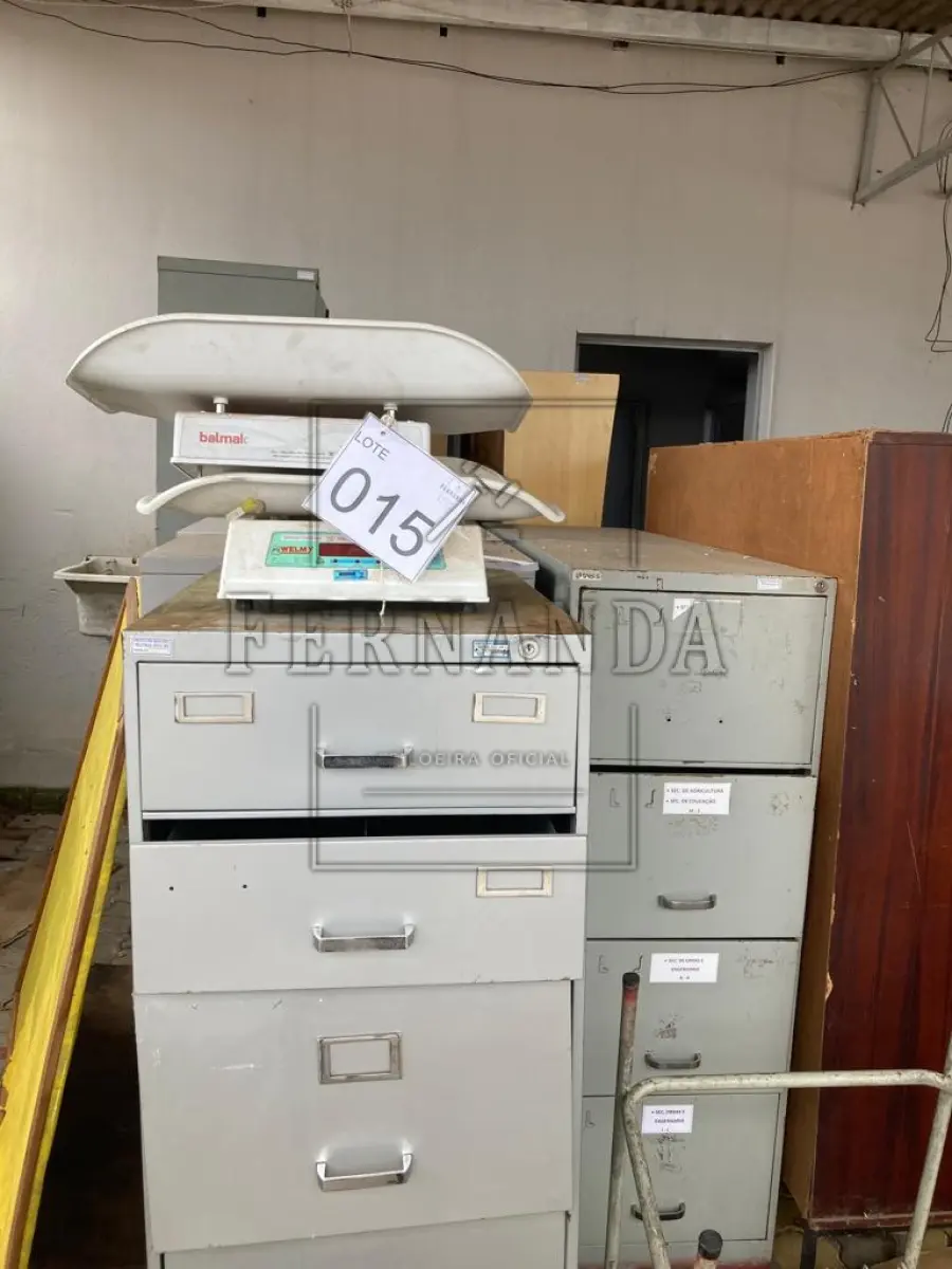 LOTE 015 - Sucatas de armários em madeira e aço e balanças infantis. Avaliado em R$ 280,00.
