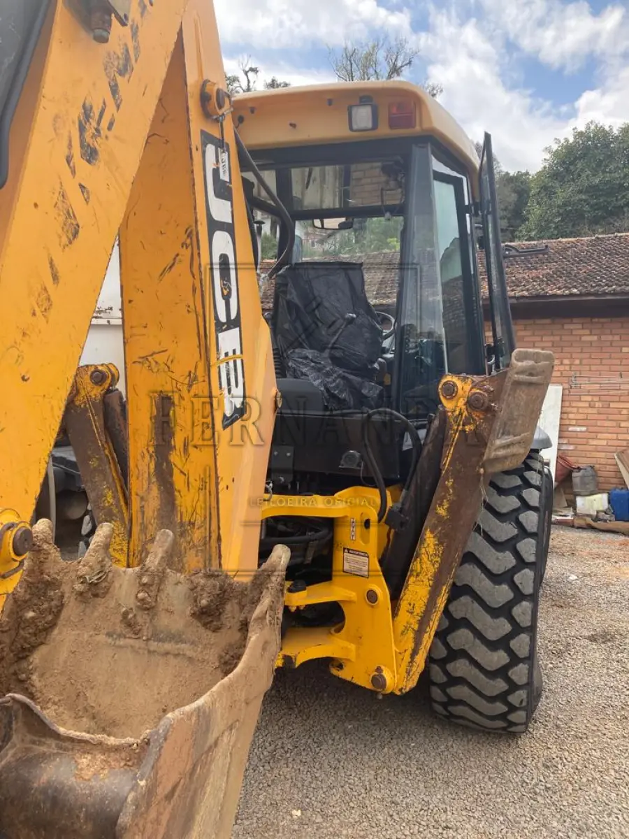 LOTE 004 - Retroescavadeira JCB Nº de série 04BRCB565015, PLACA PATRIMONIAL 20040, 2015, Chassis  9B9214T24FBDT4533. Em funcionamento mas necessita reparos. Avaliada em R$ 35.000,00.