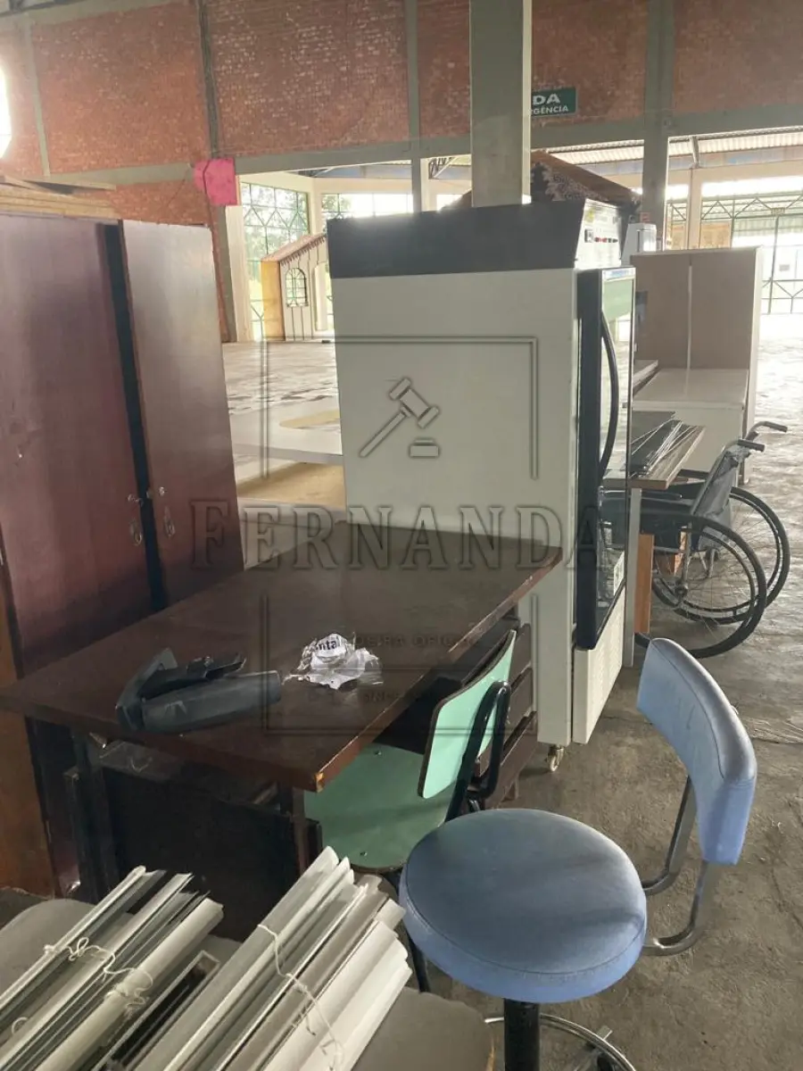 LOTE 007 - Lote de informática e escritório. Avaliado em R$ 620,00.