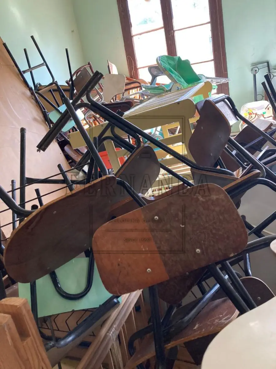 LOTE 002 - Material mobiliário e eletrônico. Aspirador de pó, berços, cadeiras, estufas, estantes, lava-jato, mesas, e outros. Avaliado em R$ 350,00.