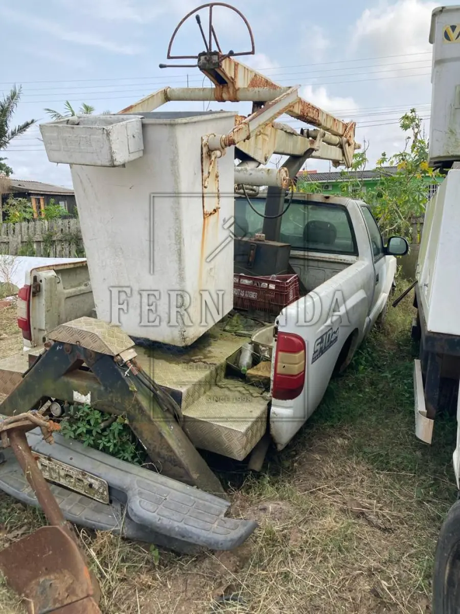 LOTE 006 - Veículo GM S10, ano 2010, 02 portas, branca, placa IQW6544, RENAVAM 216597412. Avaliado em R$ 29.019,80.
