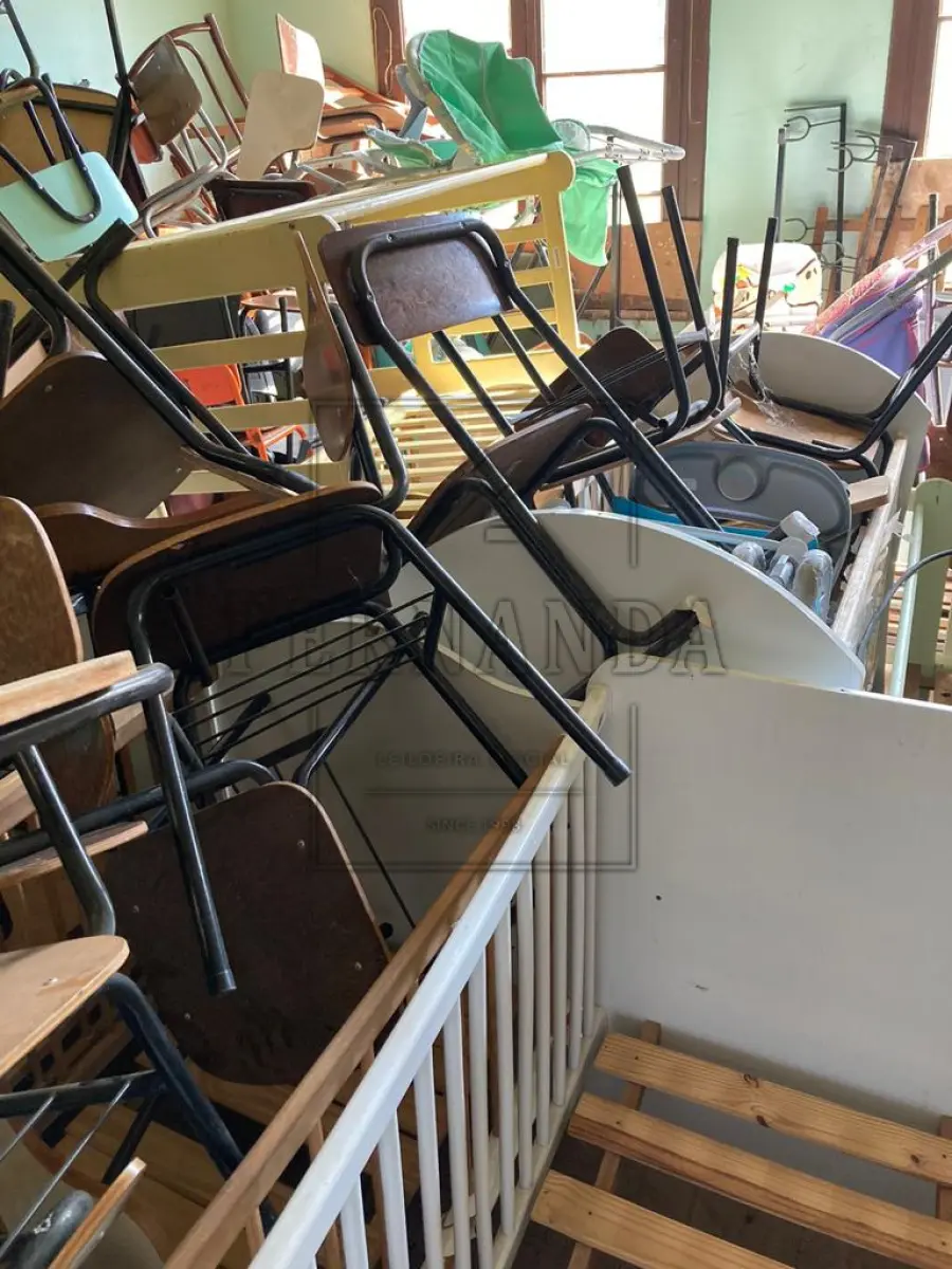 LOTE 002 - Material mobiliário e eletrônico. Aspirador de pó, berços, cadeiras, estufas, estantes, lava-jato, mesas, e outros. Avaliado em R$ 350,00.