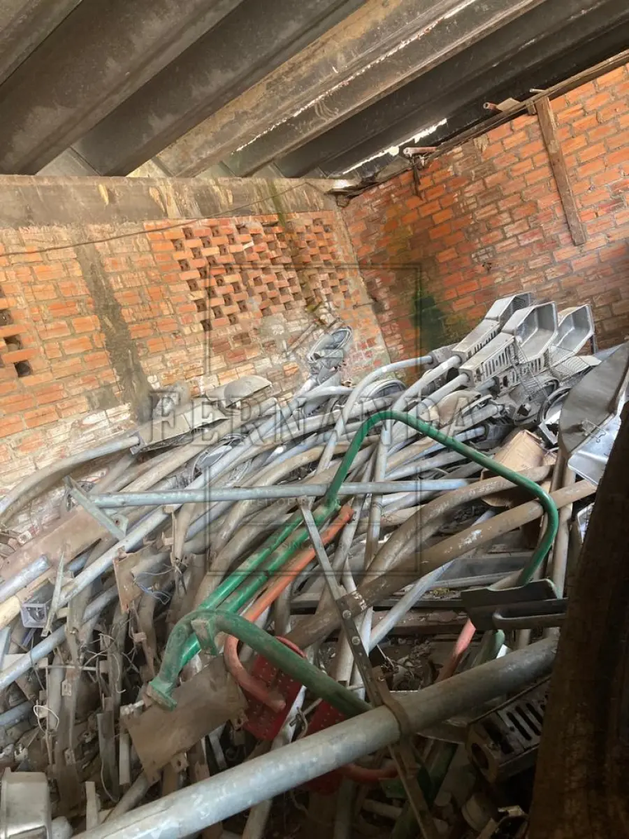 LOTE 006 - Lote de sucatas motores e transformadores. Avaliado em R$ 2.200,00.
