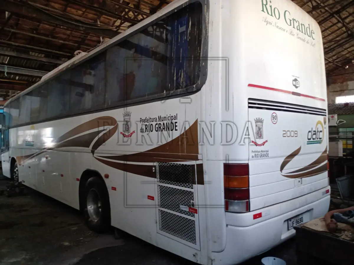 LOTE 054 - Ônibus Volvo/ Marcopolo Paradiso GVR, ano/modelo 1999/2000, placa IJF9690. Avaliado em R$ 40.000,00.