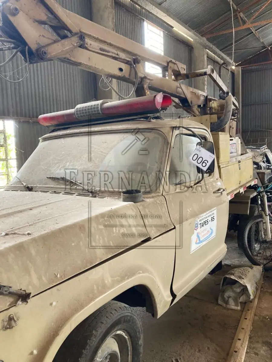 LOTE 006 - Veículo GM/Chevrolet C15 1975, placa IHO0660, diesel com cesta aérea. Avaliado em R$5.300,00.