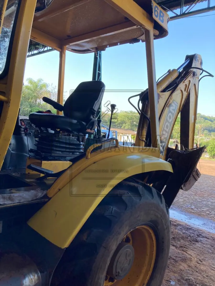 LOTE 007 - Retroescavadeira Randon Modelo RK 406B tração 4x4 motor MWM turbo com 109 hp transmissão e eixos carraro. Avaliado em R$ 76.000,00.