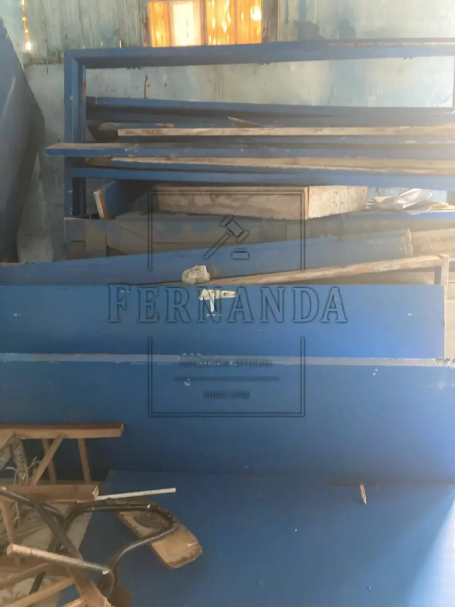 LOTE 007 - Lote de madeiras diversas. Avaliado em R$ 300,00.