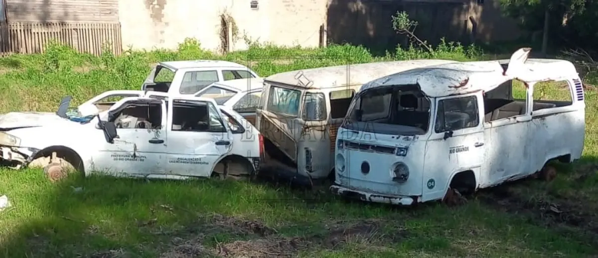 LOTE 040 - LOTE DE SUCATA DE VEÍCULOS: VW/GOL CL 1.8, ano/modelo 1993/1993, FIAT/UNO S IE, ano/modelo 1994/1994, VW/KOMBI, ano/modelo 1985/1985, VW/ GOL 1.0 GIV, ano/modelo 2008/2009; VW/KOMBI ano/modelo 2002/2003. EXCLUSIVO PARA CDV. Lote avaliado em R$ 270,00.