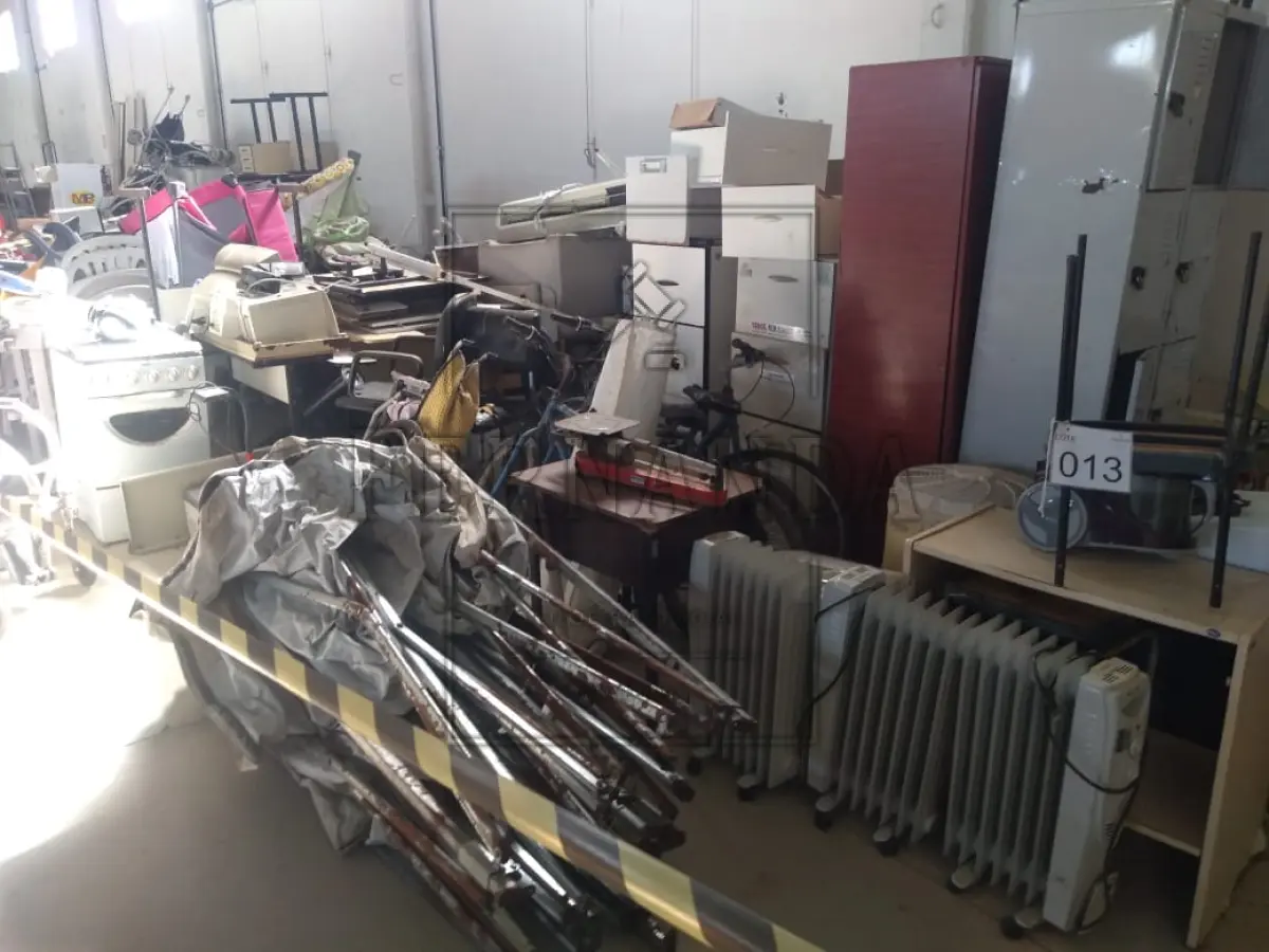 LOTE 013 - Lote de diversos, cadeiras, berços, fogão, máquina de lavar, carrinho de bebe, ar condicionado, bicicleta, estufa, gazebo, armários, bebe conforto, balança. Avaliado em R$530,00