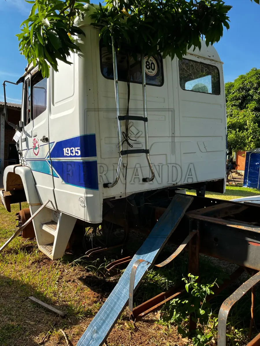 LOTE 003 - Cavalo Trator Mercedes Benz modelo LS1935, ano/modelo 1994, placa AEW5841. Avaliado em R$ 2.500,00.