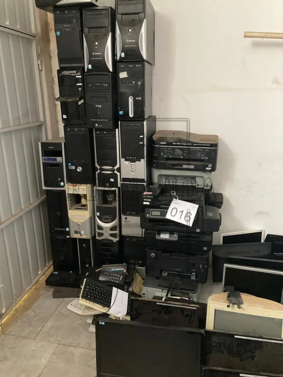 LOTE 016 - Lote de sucatas de informática. Avaliado em R$ 150,00.