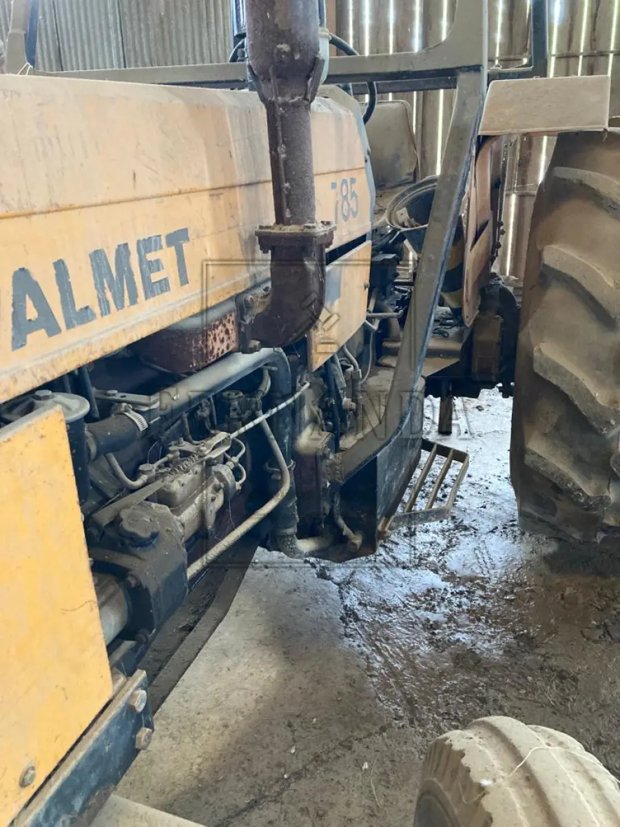 LOTE 010 - Trator Valmet M.A., ano 1993, placa IHO1809. Avaliado em R$2.150,00.