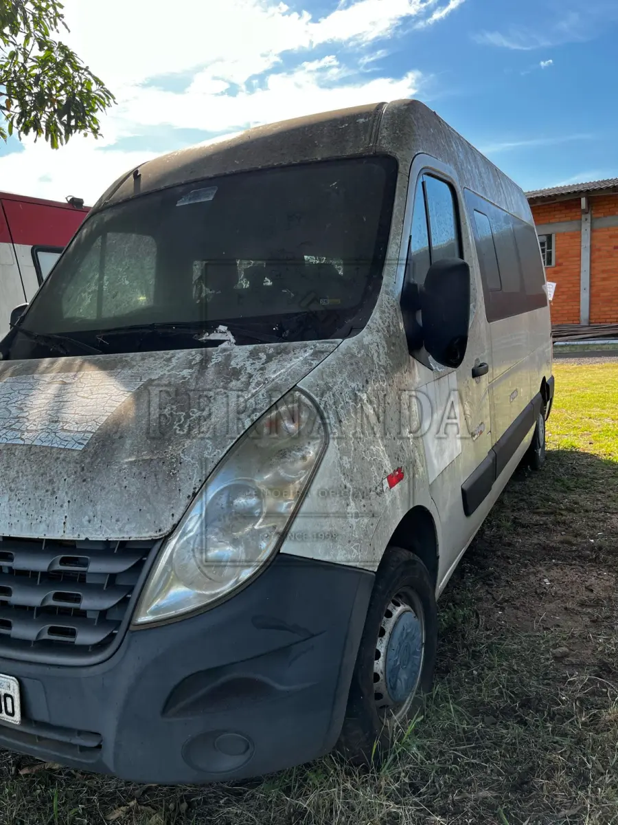 LOTE 012 - Microônibus Renault/ Master EUR STDL2, ano/modelo 2013/2014, placas MLK1690. Avaliado em R$ 12.000,00.
