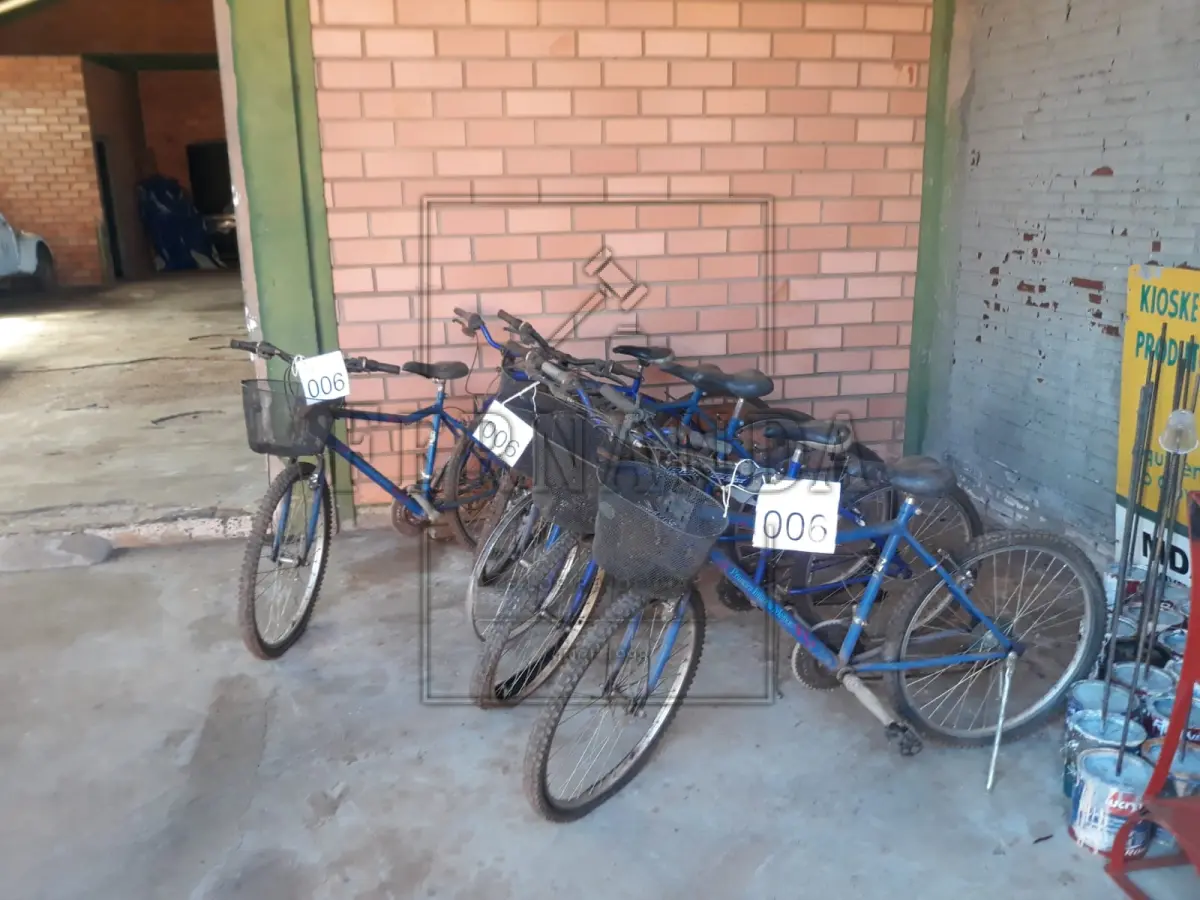 LOTE 006 - Lote com seis bicicletas de marcha, aro 26. Avaliado em R$ 500,00.