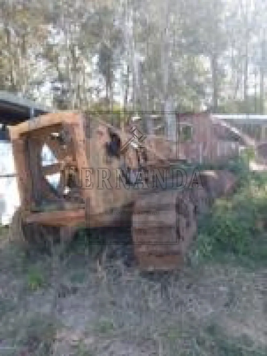 LOTE 047 - Sucata trator esteira. Avaliado em R$ 400,00.