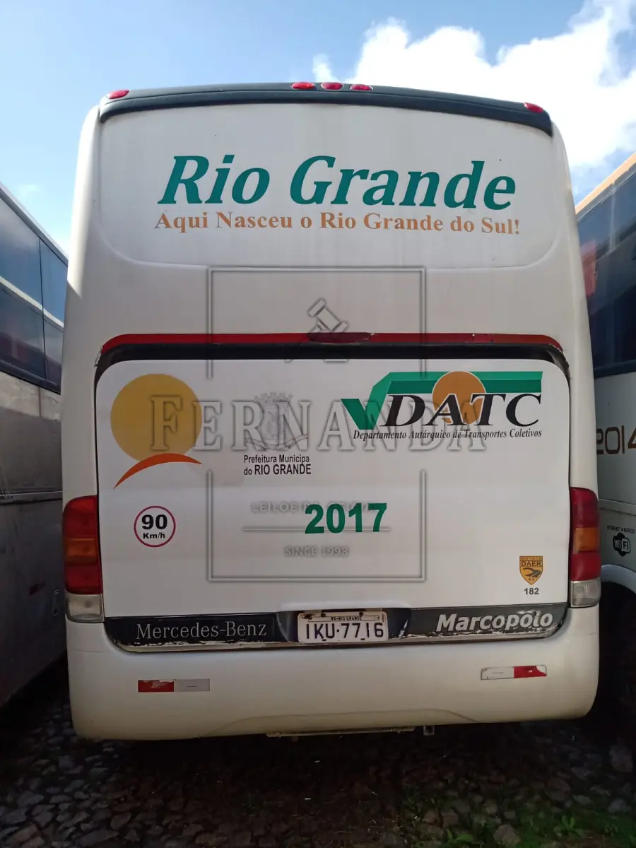 LOTE 056 - Ônibus Mercedes Benz/ Marcopolo Paradiso R, ano/modelo 2002/2002, placa IKU7716. Avaliado em R$ 50.000,00. VEÍCULO COM MULTA DE R$ 472,75