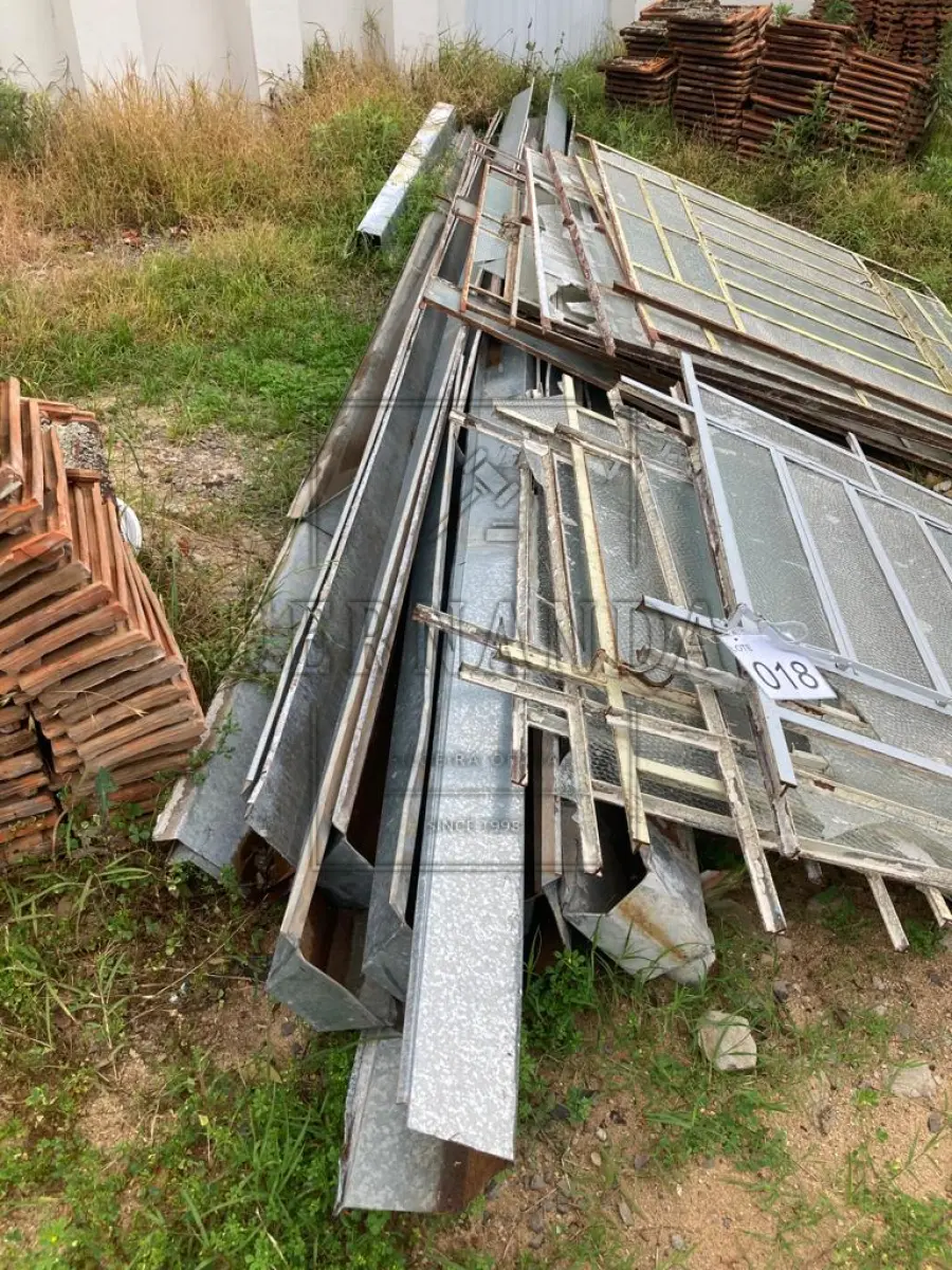 LOTE 018 - Lote de sucatas de calhas e janelas basculantes. Avaliado em R$ 300,00.
