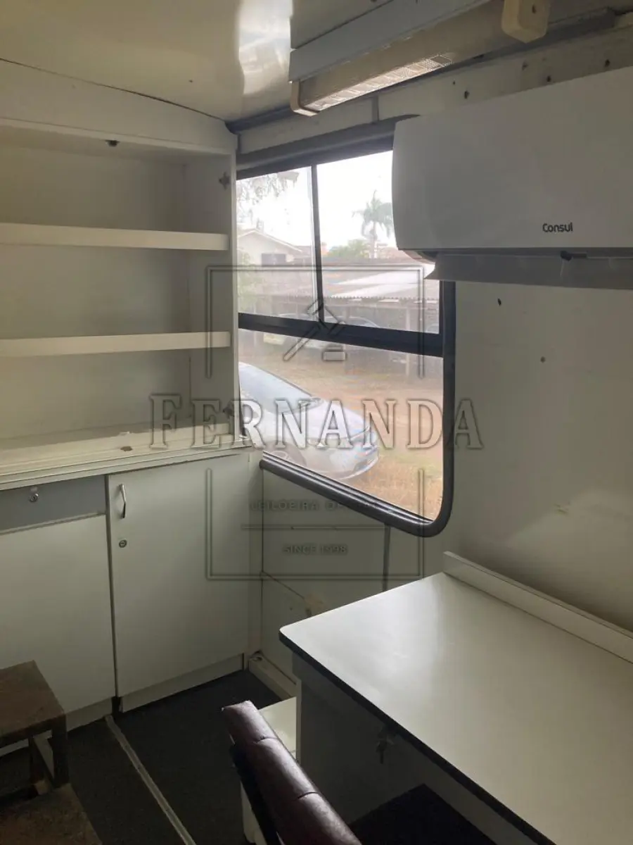 LOTE 005 - Veículo Ônibus, marca Mercedes Benz, ano 1991, cor branca combustível diesel, fabricação nacional e modificado para motor home. Avaliado em R$ 20.000,00.