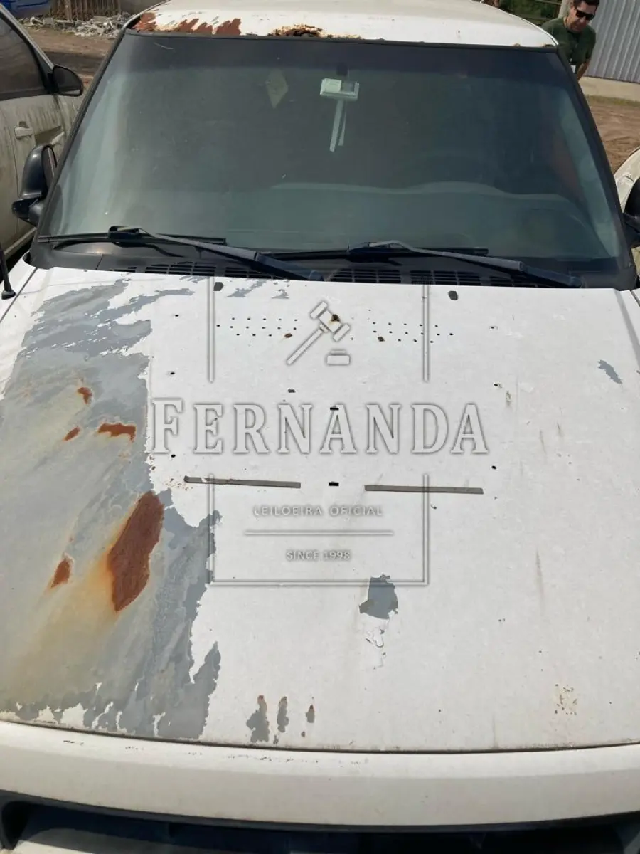 LOTE 001 - Veículo GM S10, ano 08/09, 4 portas, branca, placa IPL2426. Avaliado em R$ 10.453,00.