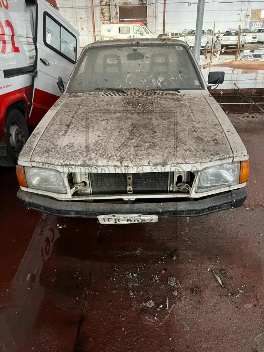 LOTE 037 - Veículo Ford/Pampa L, ano/modelo 1993/1993, placa IFR8027. Avaliado em R$ 1.500,00.
