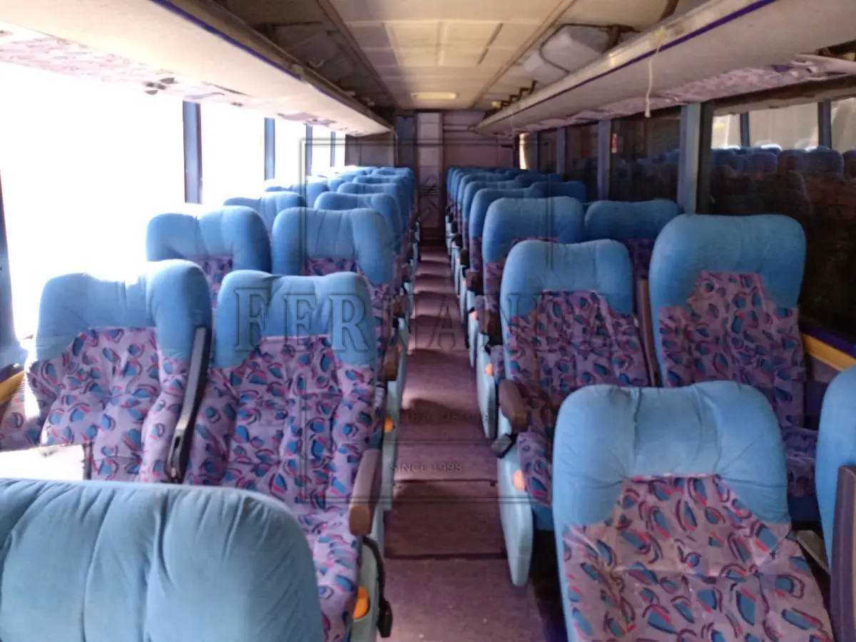 LOTE 052 - Ônibus Volvo/ Marcopolo Paradiso GVR, ano/modelo 1999/2000, placa IJF8967. Avaliado em R$ 8.000,00.