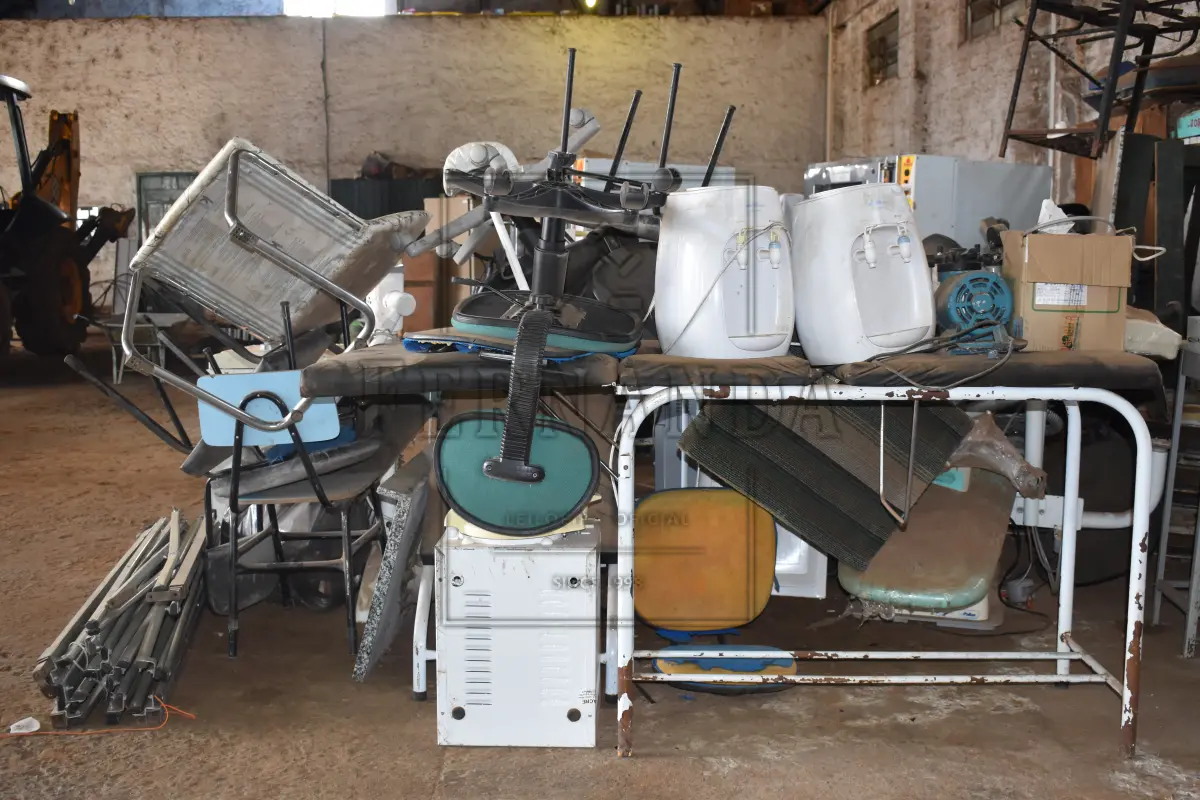 LOTE 017 - Lote de sucatas de ferro e outros materiais. Avaliado em R$ 350,00.
