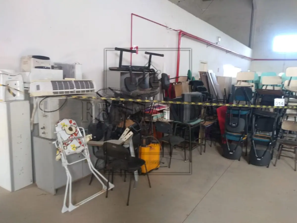 LOTE 014 - Lote de mesas, classe escolar, tv, ar condicionado, cadeiras, armários, microondas, mesa refeitório escolar, bebedor. Avaliado em R$350,00.