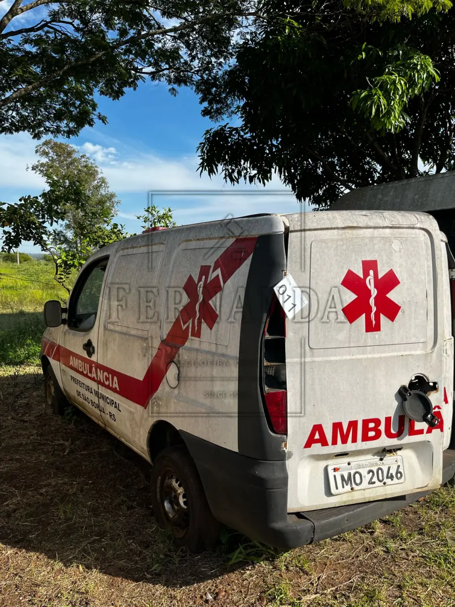 LOTE 011 - Ambulância Fiat/Doblo Cargo TH, ano/modelo 2005, placas IMO2046. Avaliada em R$ 3.000,00.