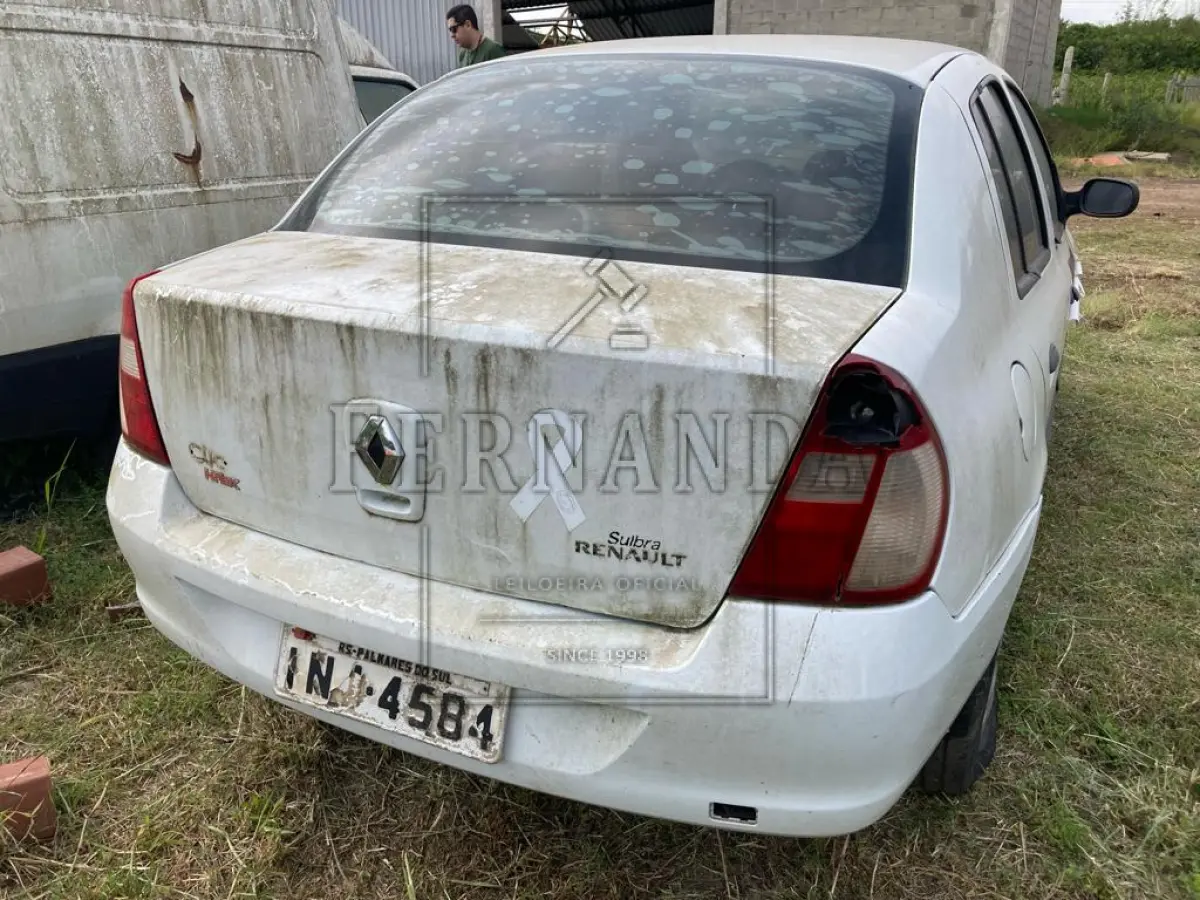 LOTE 003 - Veículo Renault Clio Sedan, ano 06/07, 5 portas, branco, placa INJ4584. Avaliado em R$ 3.864,20.