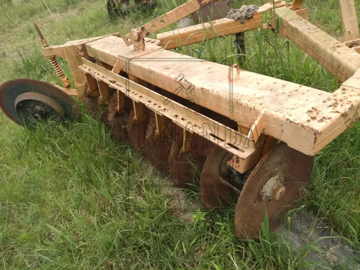 LOTE 017 - Arado gradeador Boelter 8 discos, 8x26", engate 03 pontos. Avaliado em R$530,00.