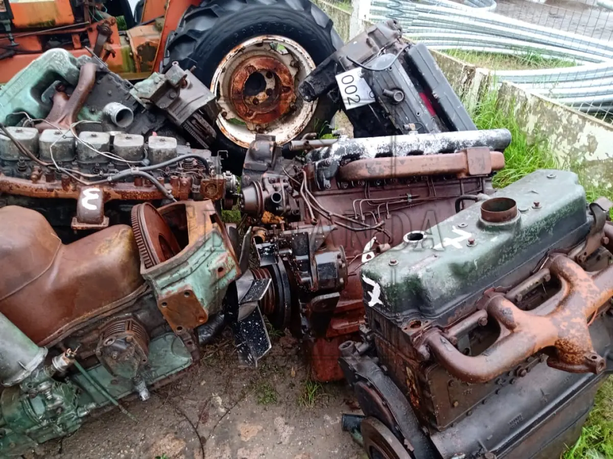 LOTE 002 - Lote composto por sucata de motores e outros.  Avaliado em R$ 1.000,00.