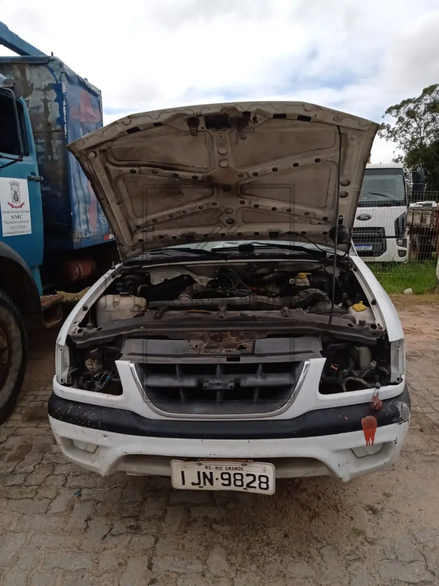 LOTE 059 - Veículo GM/S10 2.2S, ano/modelo 2000/2000, placa IJN9828. Avaliado em R$ 2.800,00.
