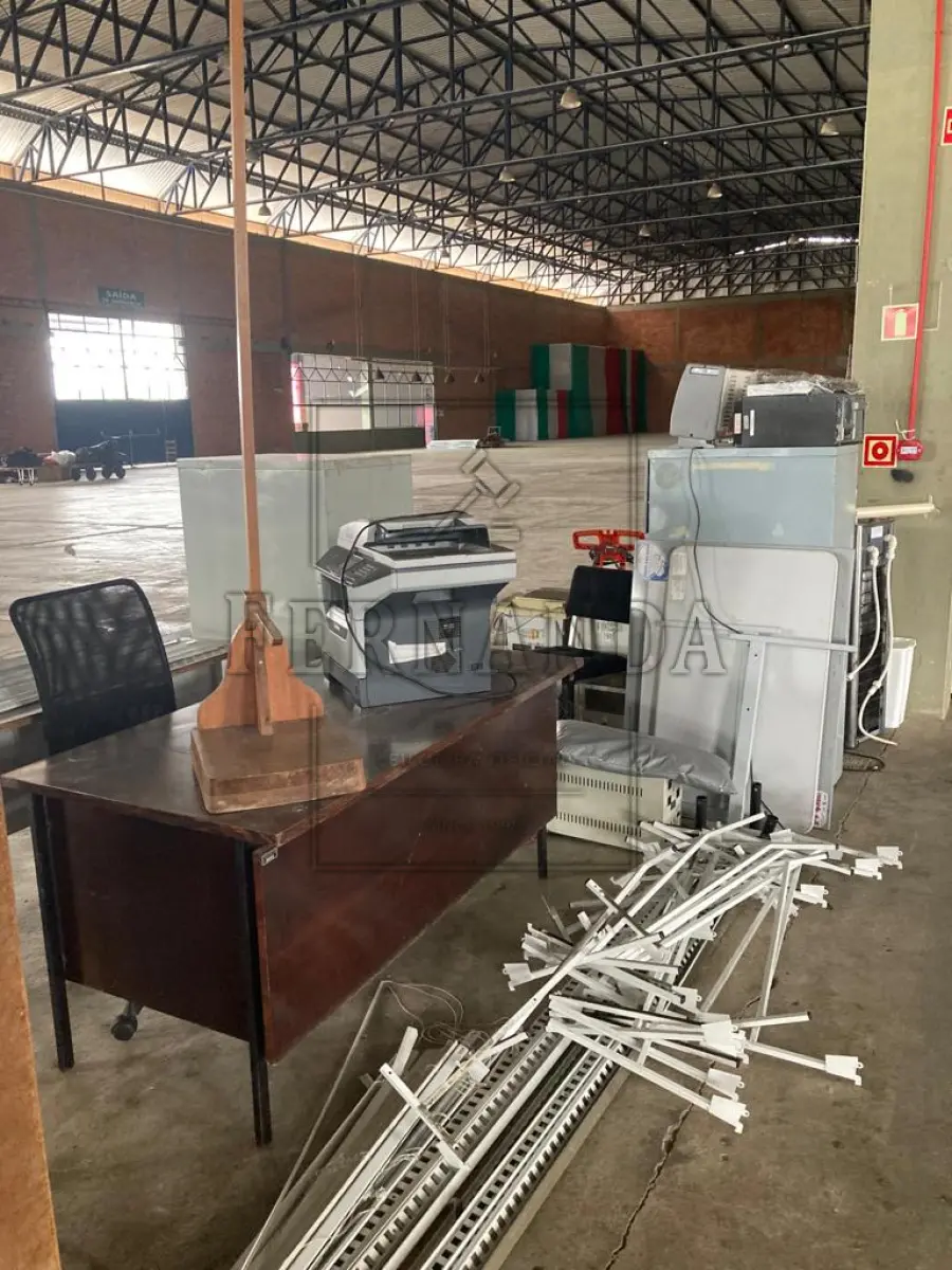 LOTE 007 - Lote de informática e escritório. Avaliado em R$ 620,00.