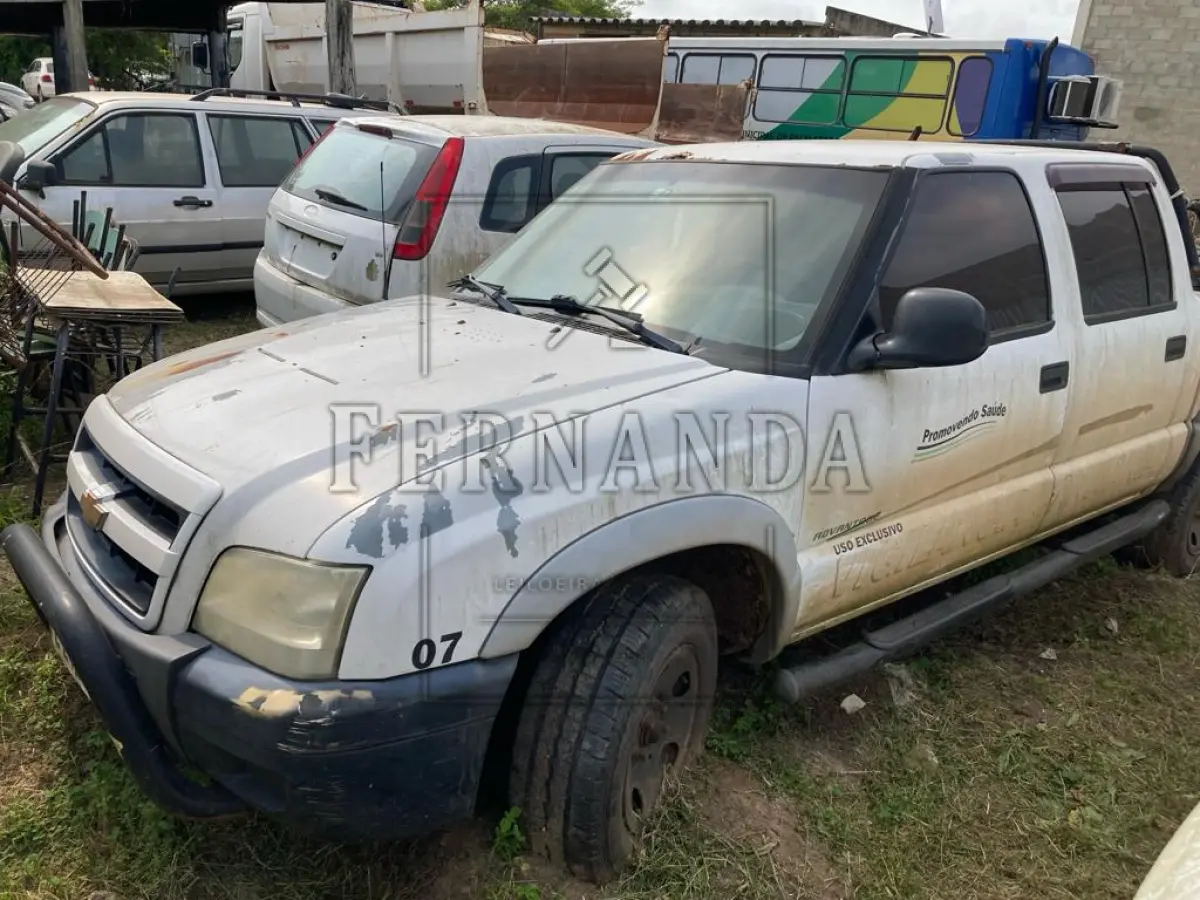 LOTE 001 - Veículo GM S10, ano 08/09, 4 portas, branca, placa IPL2426. Avaliado em R$ 10.453,00.