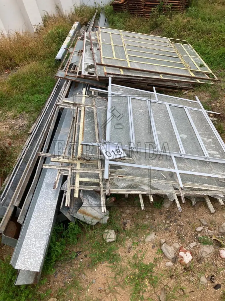 LOTE 018 - Lote de sucatas de calhas e janelas basculantes. Avaliado em R$ 300,00.