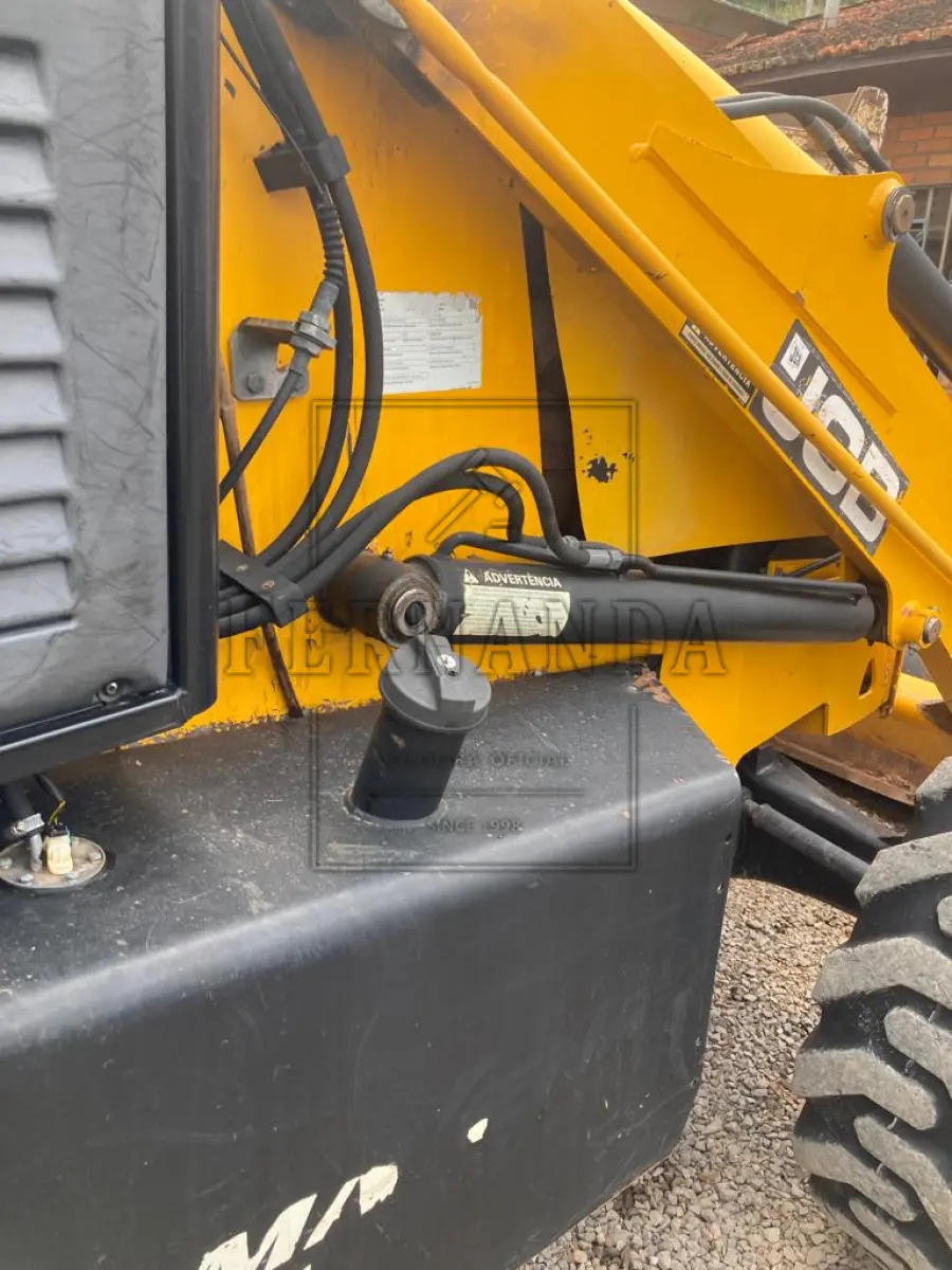 LOTE 004 - Retroescavadeira JCB Nº de série 04BRCB565015, PLACA PATRIMONIAL 20040, 2015, Chassis  9B9214T24FBDT4533. Em funcionamento mas necessita reparos. Avaliada em R$ 35.000,00.