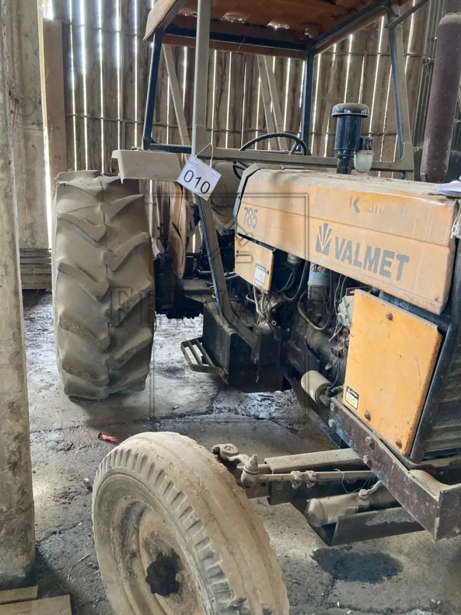 LOTE 010 - Trator Valmet M.A., ano 1993, placa IHO1809. Avaliado em R$2.150,00.